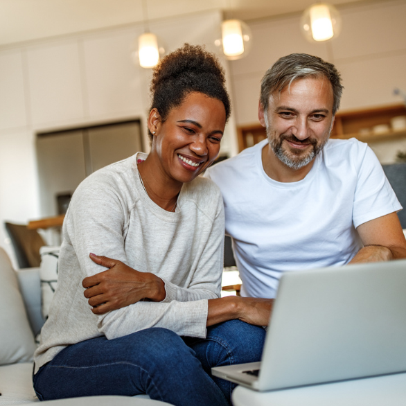 echtpaar kijk op laptop