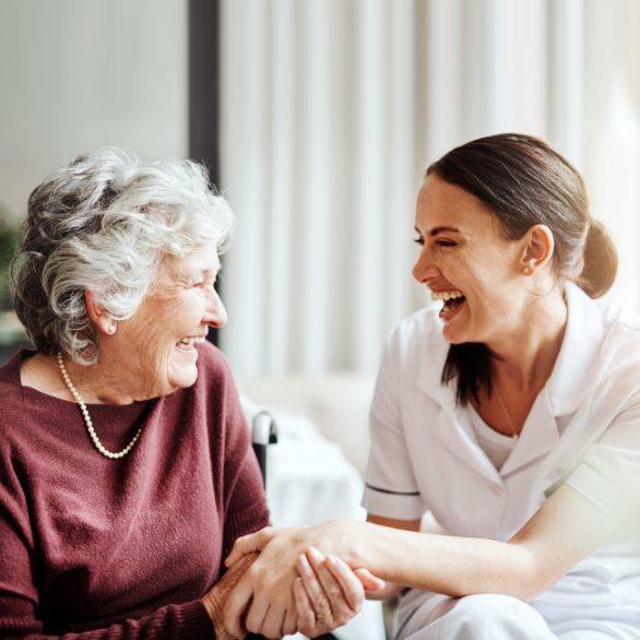 Zorgprofessional met oudere dame