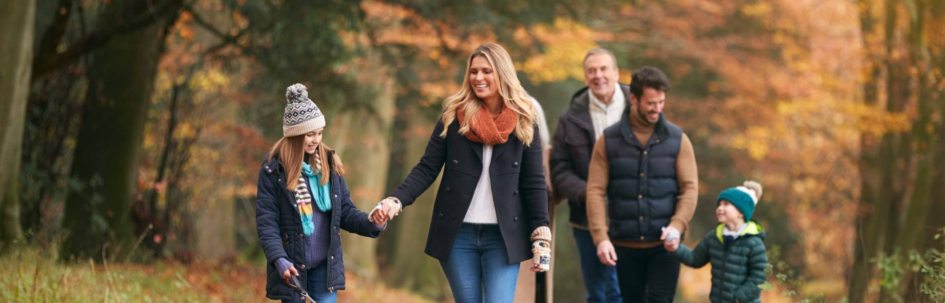 gezin wandelt in het bos